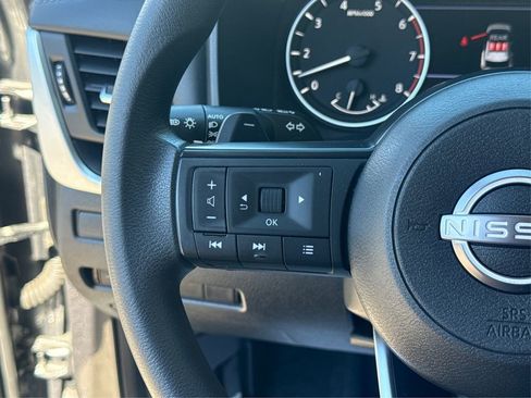 Used 2023 Nissan Rogue S image 32