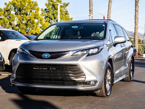 Certified 2024 Toyota Sienna XLE image 3