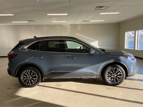 Used 2025 Ford Escape SE image 6