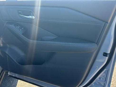 Used 2023 Nissan Rogue SL w/ SL Premium Package image 10