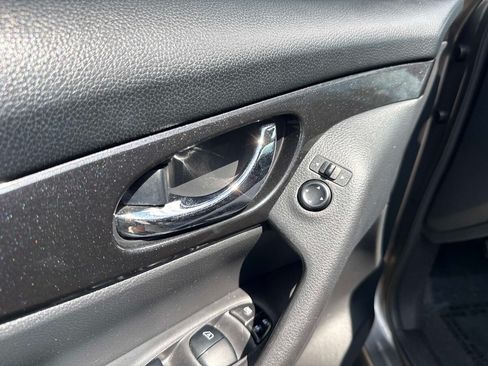 Used 2020 Nissan Rogue SV FWD image 17