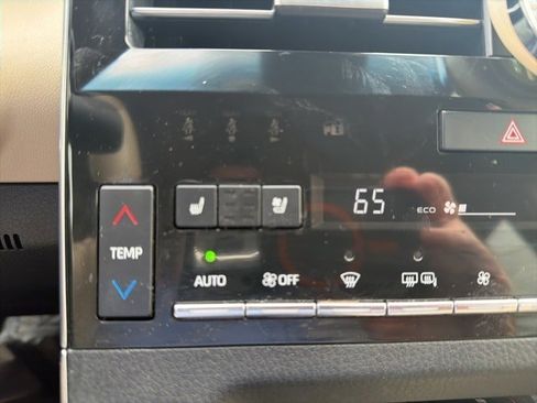 Used 2019 Toyota Avalon Limited image 12