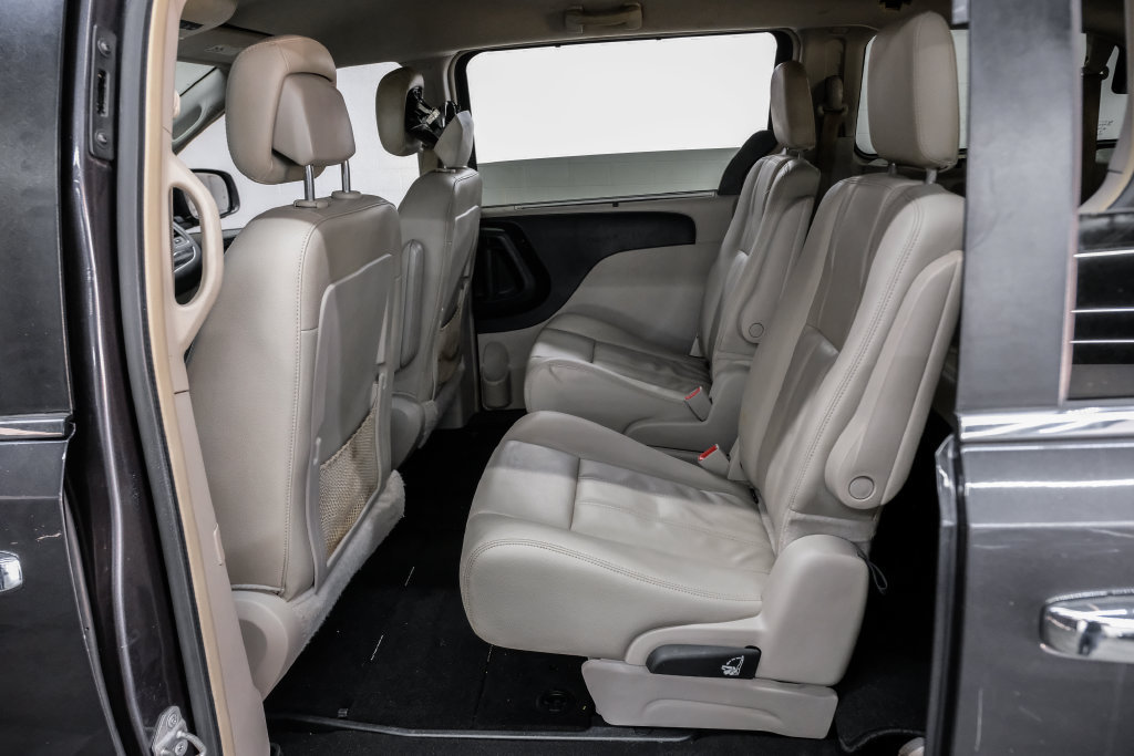 Used 2015 Chrysler Town & Country Touring w/ Driver Convenience Group FWD image 44