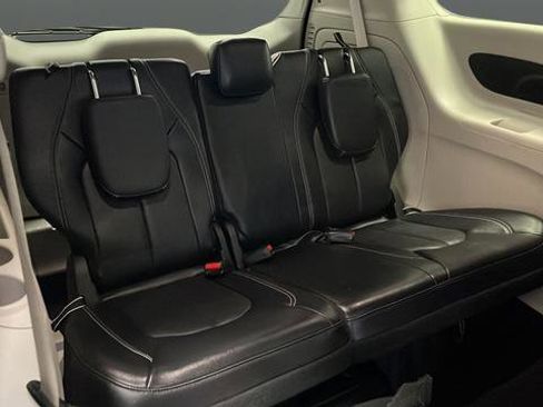 Used 2022 Chrysler Pacifica Touring-L image 26