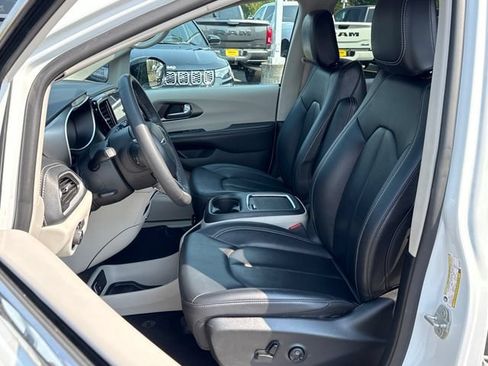 Used 2024 Chrysler Pacifica Limited FWD image 19