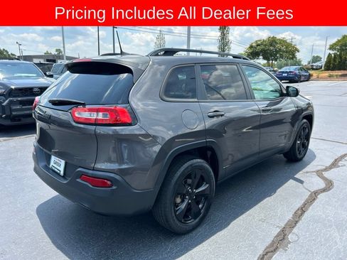 Used 2018 Jeep Cherokee Latitude w/ Altitude Package FWD image 16