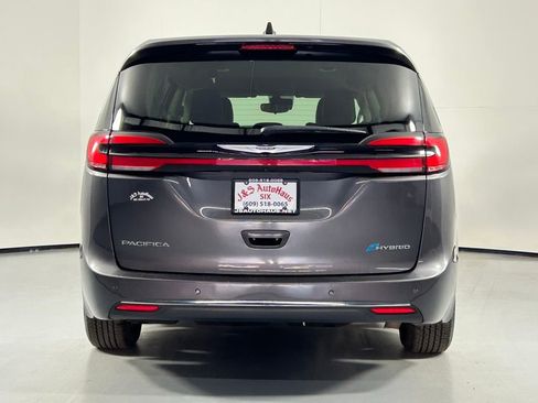 Used 2023 Chrysler Pacifica Touring-L image 6