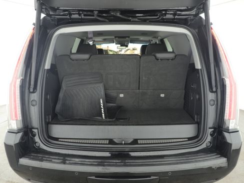 Used 2017 Cadillac Escalade Premium Luxury image 5