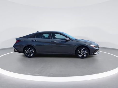 Used 2025 Hyundai Elantra SEL FWD image 9
