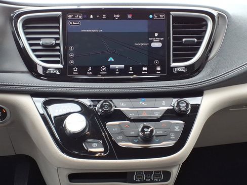 Used 2024 Chrysler Pacifica Limited FWD image 13