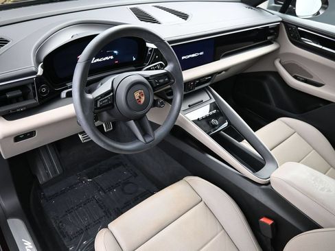 Certified 2025 Porsche Macan 4S Electric AWD/4WD image 33