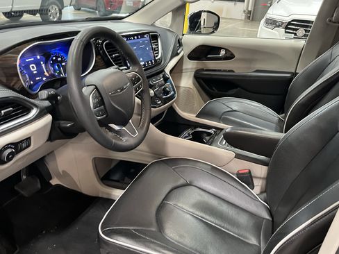 Used 2023 Chrysler Pacifica Limited FWD image 9