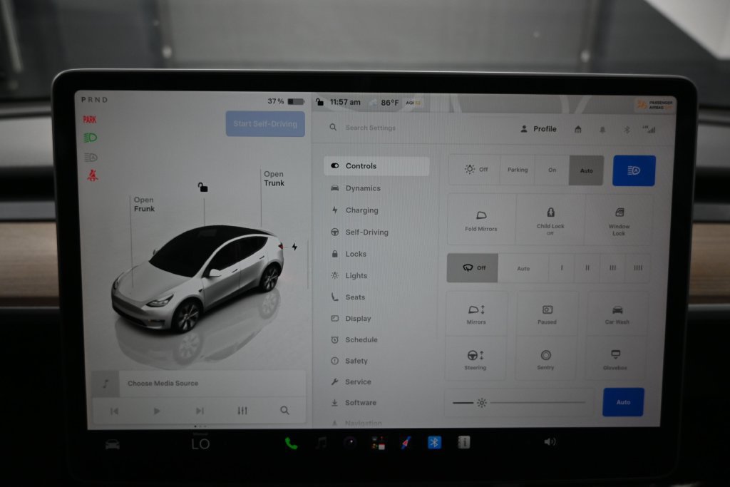 Used 2024 Tesla Model Y 2WD image 28