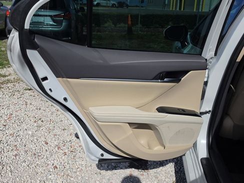 Used 2020 Toyota Camry XLE FWD image 13