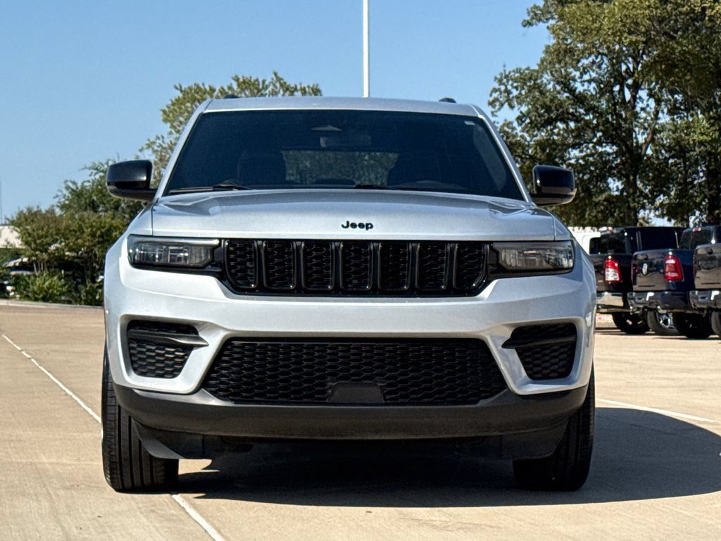 Used 2024 Jeep Grand Cherokee Altitude RWD image 2