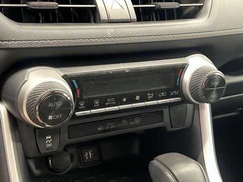 Used 2025 Toyota RAV4 XLE AWD/4WD image 19