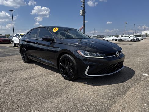 Used 2025 Volkswagen Jetta SE w/ Sunroof Package FWD image 7