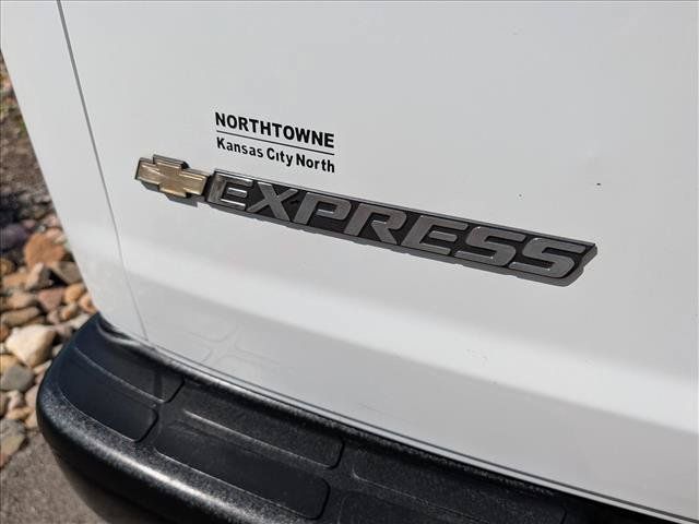 Used 2021 Chevrolet Express 3500 w/ Driver Convenience Package RWD image 17