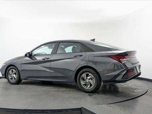 Used 2024 Hyundai Elantra SE FWD image 6