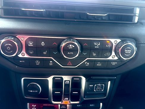 Used 2024 Jeep Gladiator Mojave AWD/4WD image 10