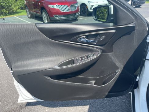 Used 2018 Chevrolet Malibu LT FWD image 13