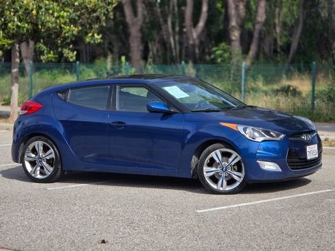 Used 2017 Hyundai Veloster Value Edition image 3
