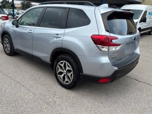 Used 2019 Subaru Forester Premium AWD/4WD image 3