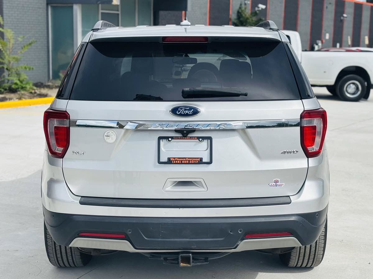 Used 2019 Ford Explorer XLT w/ Equipment Group 202A AWD/4WD image 9
