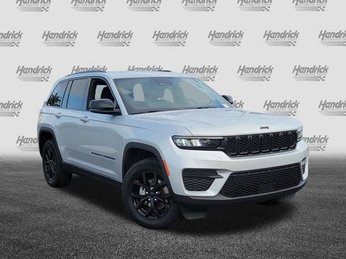 Used 2024 Jeep Grand Cherokee Altitude RWD image 2