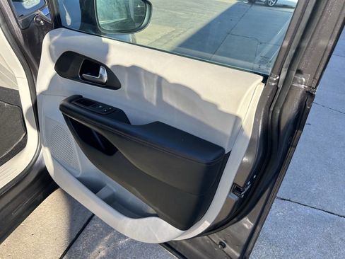 Used 2020 Chrysler Pacifica Touring-L image 31