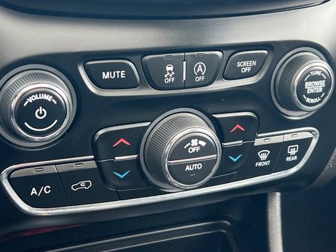 Used 2019 Jeep Cherokee Limited w/ Luxury Group image 18