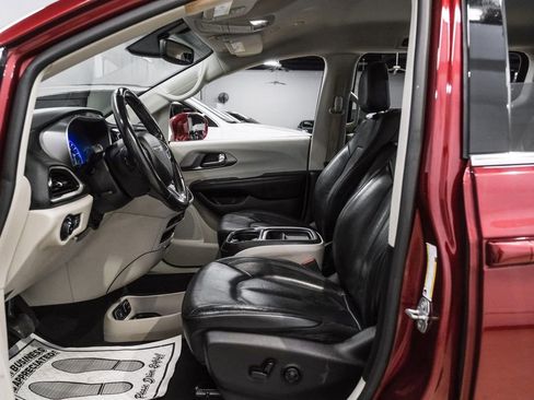 Used 2020 Chrysler Pacifica Touring-L image 4