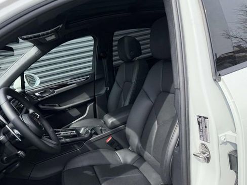 Certified 2025 Porsche Macan image 5