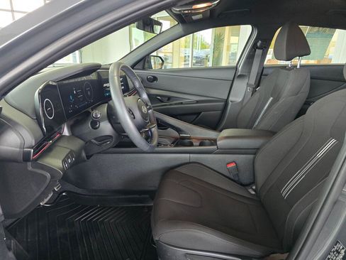 Used 2025 Hyundai Elantra SEL FWD image 17