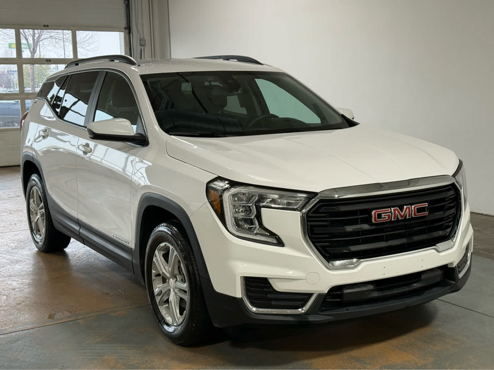 Used 2022 GMC Terrain SLE w/ Driver Convenience Package AWD/4WD image 4