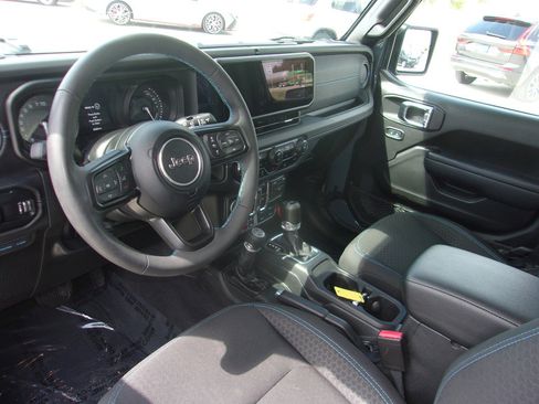 Used 2025 Jeep Wrangler Unlimited Rubicon 4xe w/ Convenience Group AWD/4WD image 12