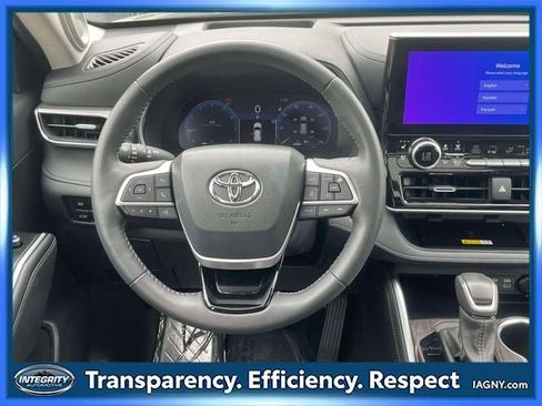 Used 2024 Toyota Highlander Platinum FWD image 15