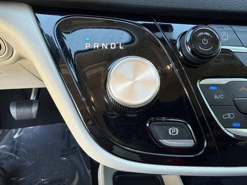 Used 2023 Chrysler Pacifica Touring-L image 35