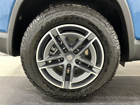 Used 2025 Rivian R1S Adventure Dual AWD/4WD image 12