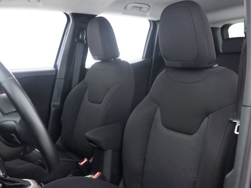 Used 2016 Jeep Renegade Latitude FWD image 24