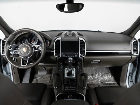 Used 2018 Porsche Cayenne Platinum Edition w/ Premium Package image 29