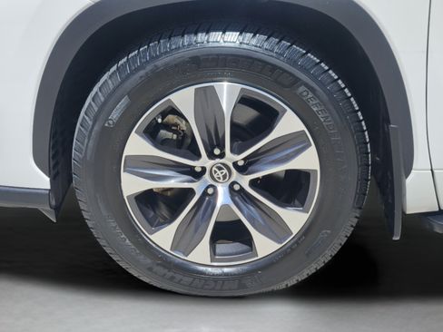 Used 2020 Toyota Highlander XLE FWD image 30