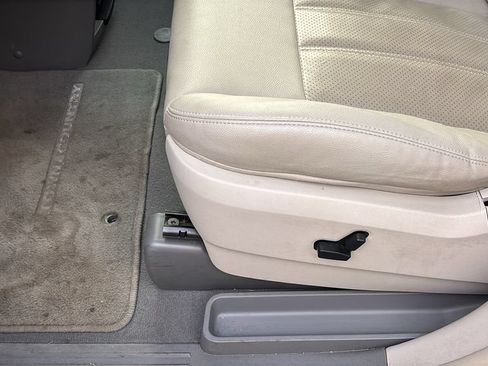 Used 2009 Chrysler Town & Country Touring FWD image 30