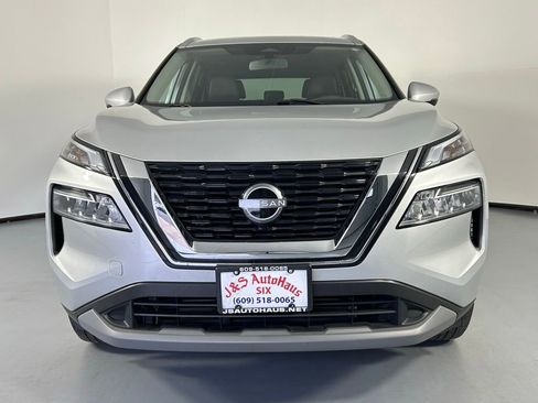 Used 2022 Nissan Rogue SV w/ SV Premium Package image 2