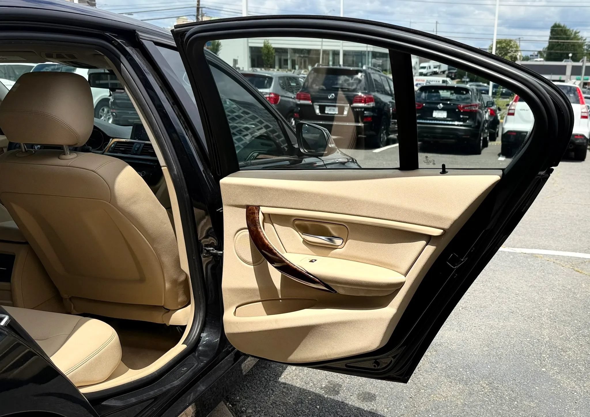 Used 2014 BMW 320i xDrive Sedan AWD/4WD image 32