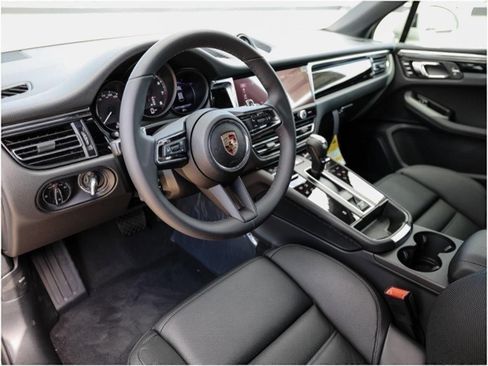 Certified 2025 Porsche Macan image 4