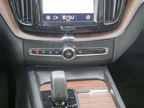 Certified 2023 Volvo XC60 T8 Plus image 30