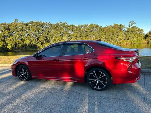 Used 2019 Toyota Camry SE image 3
