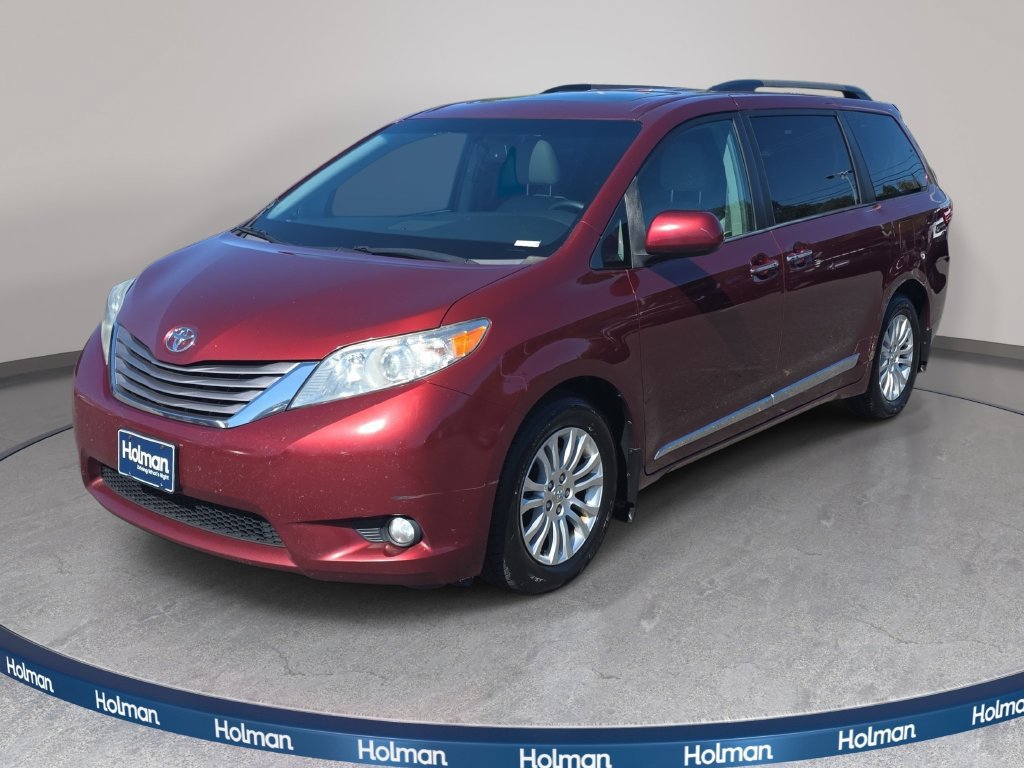 Used 2017 Toyota Sienna XLE Premium w/ Protection Package FWD image 1
