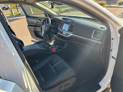 Used 2017 Toyota Highlander SE image 28